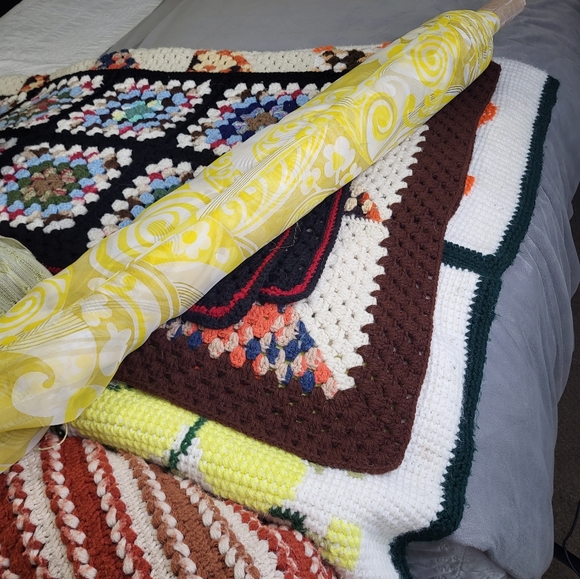 Vintage Fabric, 2 yards off 4' tall Roll - Picture 3 of 3